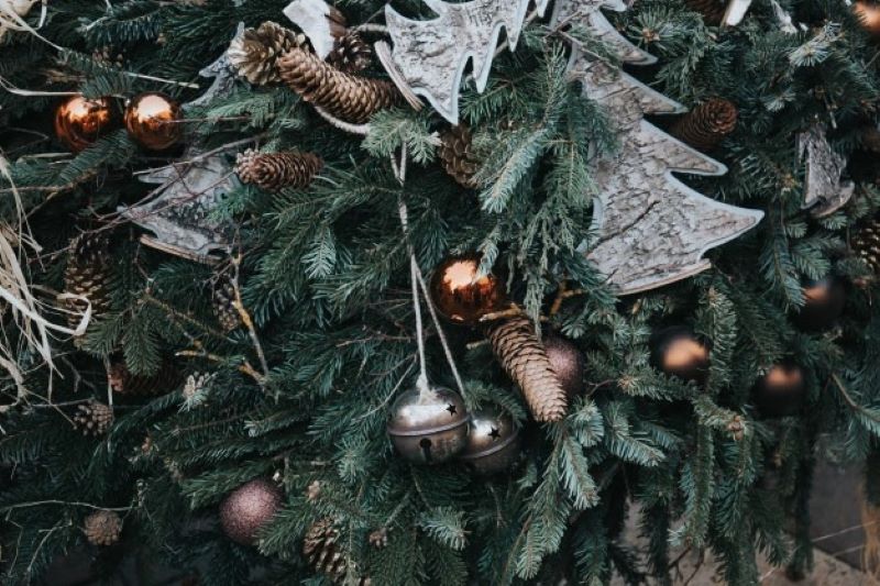 The Ultimate Guide to Selecting the Right Sized Artificial Christmas Wreath for Your Entryway and Beyond